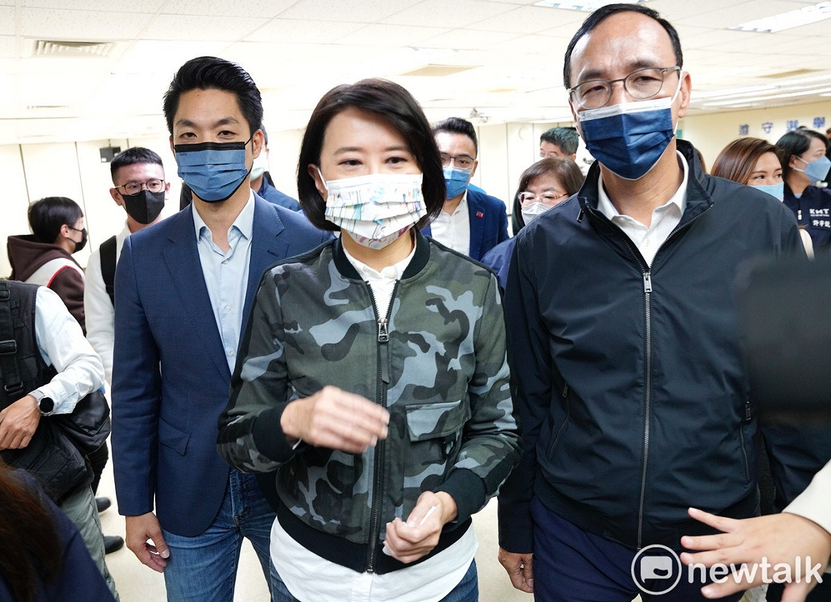 國民黨台北市議員王鴻薇今在黨主席朱立倫、台北市長當選人蔣萬安陪同下前往登記立委補選。 圖：張良一 / 攝