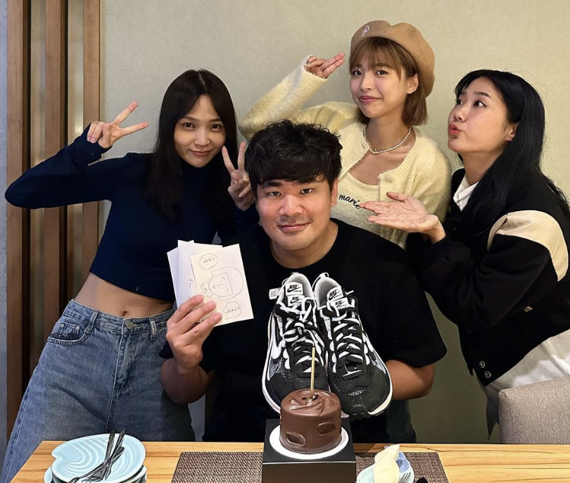 網紅蔡哥生日承諾一年內沒交到女友，要帶羽球隊去日本玩。 圖：翻攝自阿圓IG
