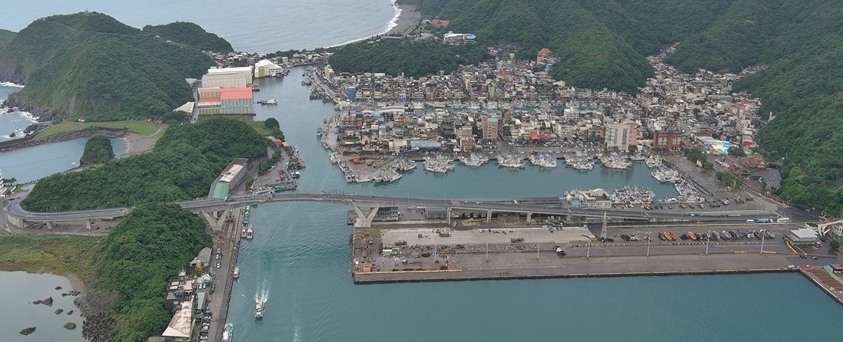 「南方澳跨港大橋重建工程」自109年7月16日正式動工，終於要在今年12月底前通車。 圖：台灣港務公司／提供
