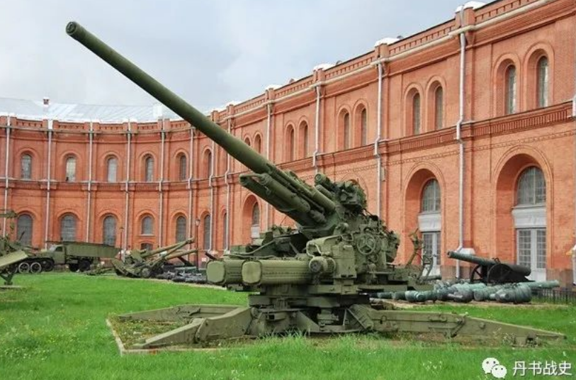 蘇聯 KM-52 高射炮在二戰時期是不可替代的武器，能對萬公尺高空飛行的目標造成有效的威脅，雖然命中並摧毀目標的機率很低。 圖: 翻攝自微博
