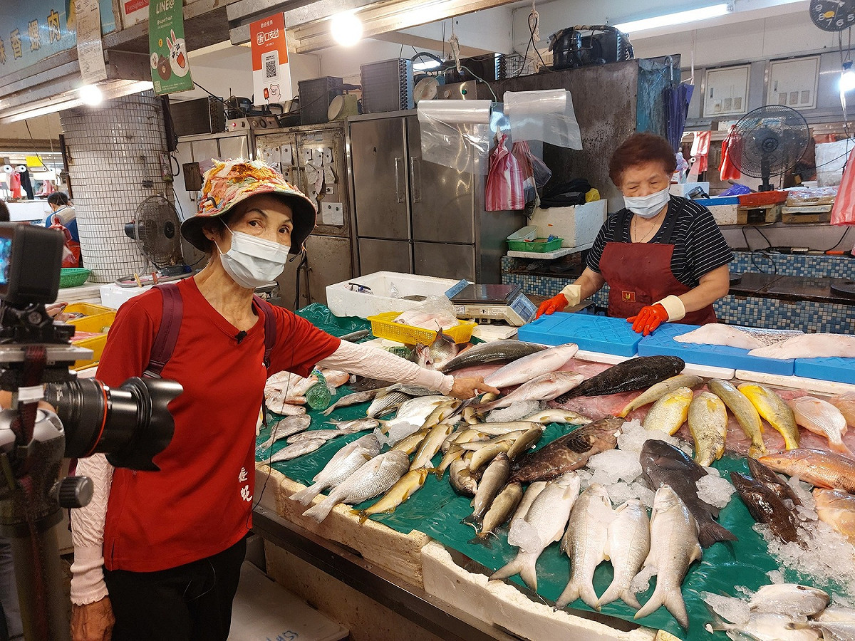 新莊社區大學走進新莊公有市場，把記憶中的新莊市場好味道化成食譜，用食物及氣味探索新莊。 圖：新莊社大團隊提供