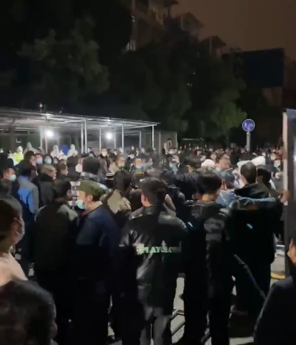湖北省武漢市華安里一處工業園區內，民眾暴力推擠門牆自行解封。 圖: 翻攝自李老師不是你老師推特