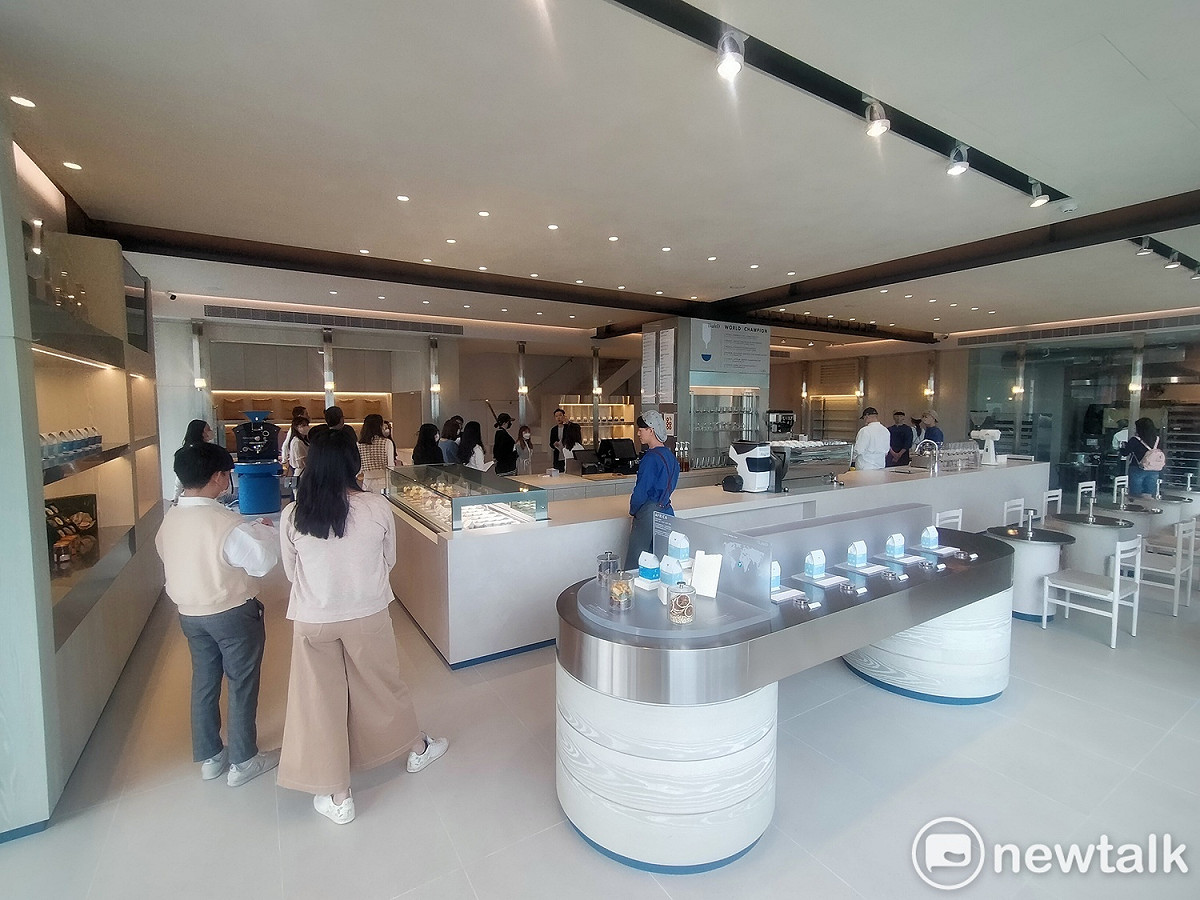 一樓打造半開放式咖啡吧檯。 圖 : 唐復年/攝