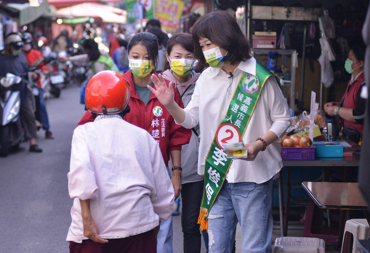 立委林楚茵今天陪李俊俋牽手陳佳慧一起到市場掃街拜票。 圖：李俊俋競選總部/提供