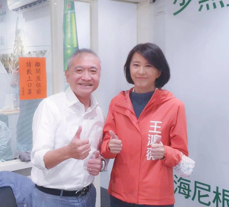 台灣媒體人何啟聖曬出他先前在熱炒店巧遇台北市議員王鴻薇的合照，拋出預言稱王鴻薇會順利當選台北第 3 選區立委。 圖:翻攝自何啟聖臉書