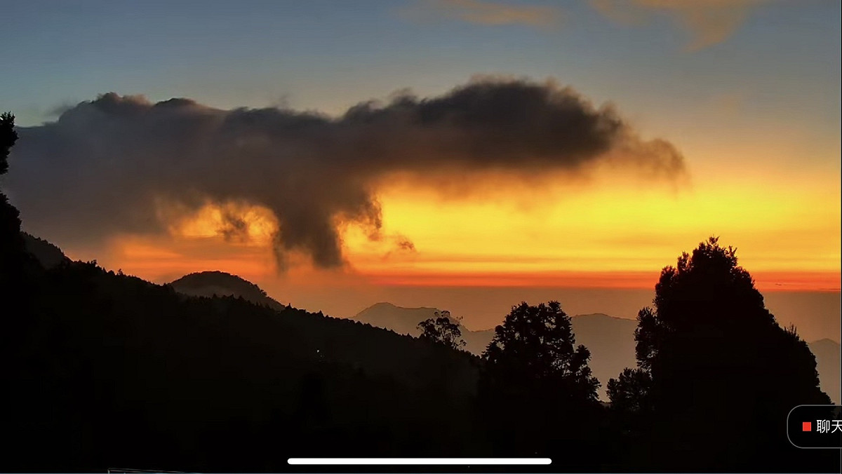 阿里山夕陽出現貌似噴火龍的雲朵。 圖：嘉義林區管理處／提供
