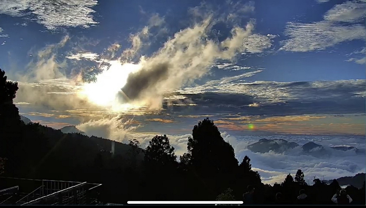 透過線上直播隨時觀看阿里山國家森林遊樂區即時雲海美景。 圖：嘉義林區管理處／提供