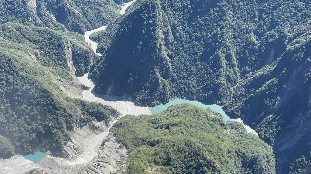 花蓮卓溪鄉樂樂溪上游山區林班地出現20多公頃的崩塌，並形成積水量35萬立方公尺的堰塞湖。 圖：花蓮林區管理處／提供
