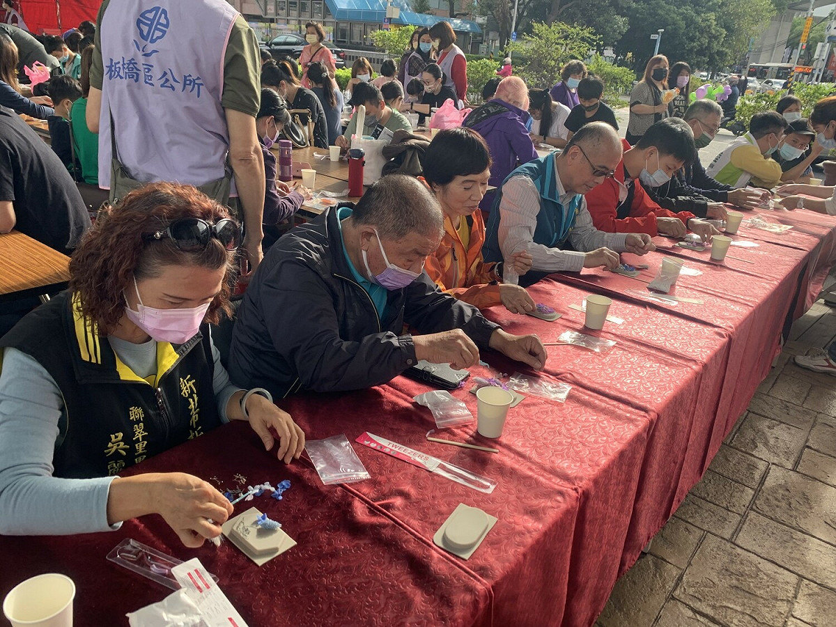 板橋區長范姜坤火（左四）與來賓、民眾一同DIY。 圖：板橋區公所/提供