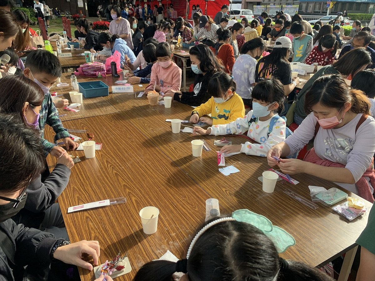 民眾專注擴香石DIY。 圖：板橋區公所/提供