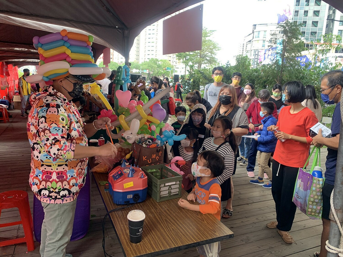 現場手作氣球攤販吸引小朋友。 圖：板橋區公所/提供
