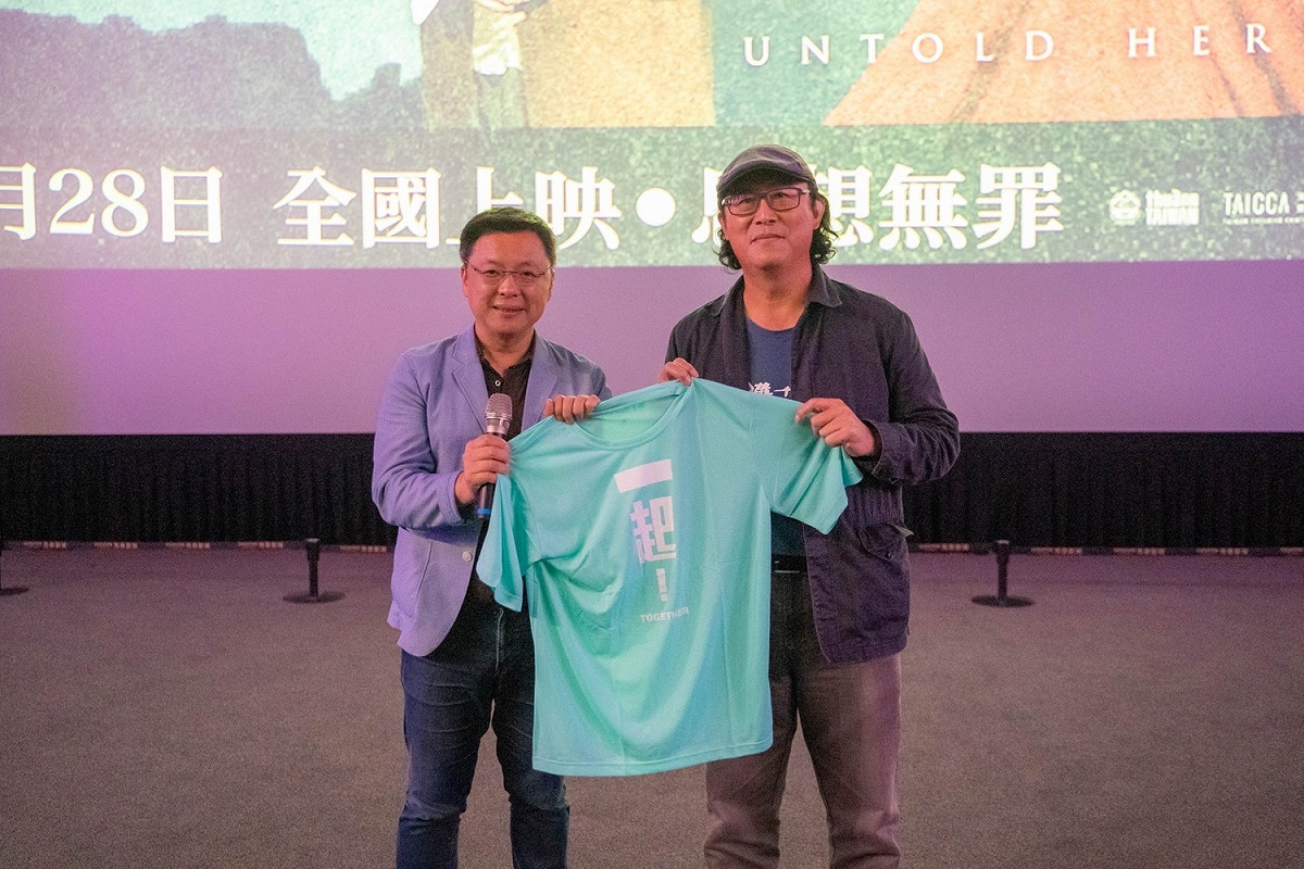 趙天麟(左)與姚文智舉辦電影包場活動。 圖：趙天麟服務處/提供