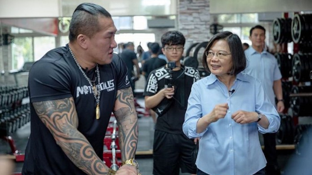 網紅諷刺民進黨給網紅標案的錢，全被請過總統蔡英文上節目的館長拿走了。 圖: 翻攝自蔡英文IG