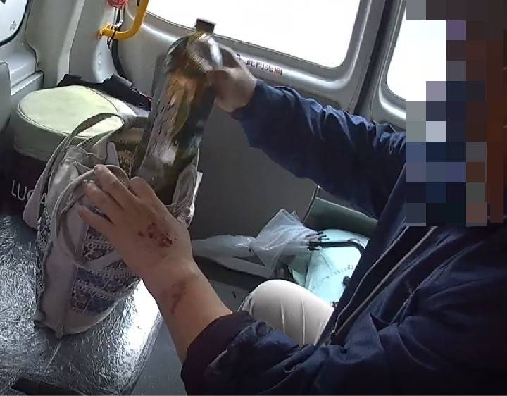 今(3)日平溪成安宮於十分老街南山橋歡迎友宮參訪，施放排炮及升空類之一般爆竹煙火，因當時風大，導致殘屑造成1名信眾左手背輕微挫傷。 圖：新北市消防局提供