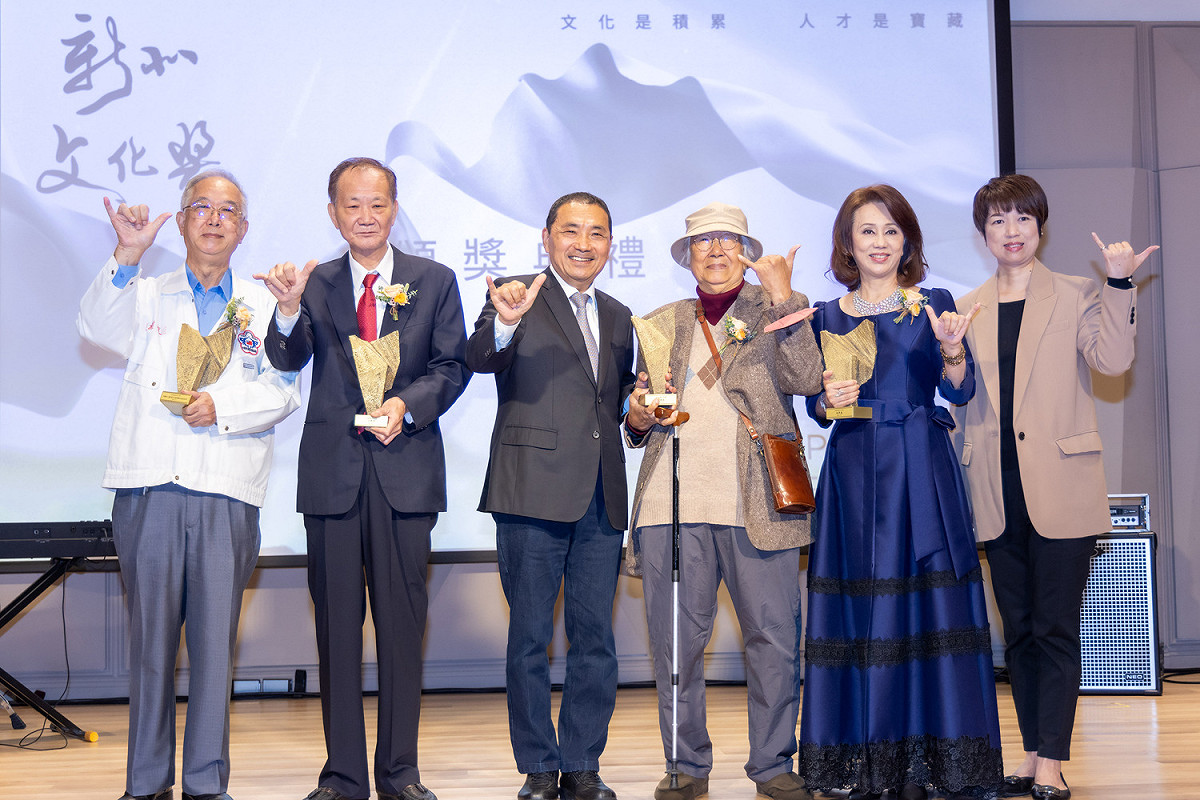 2022新北文化獎頒獎典禮，侯友宜親自頒獎表揚4位文化獎得主。 圖：新北市新聞局提供