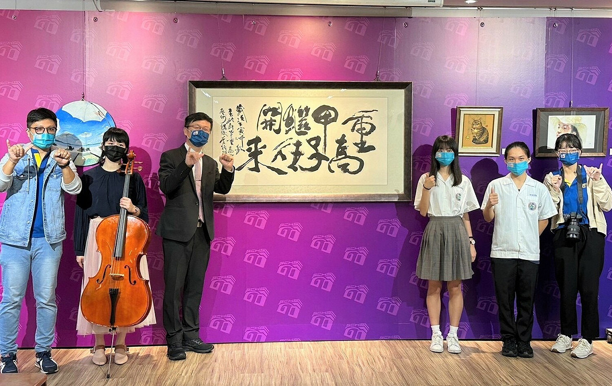 教育局長張明文（左3）參加美展揭幕，與學生合影。 圖：新北市教育局提供