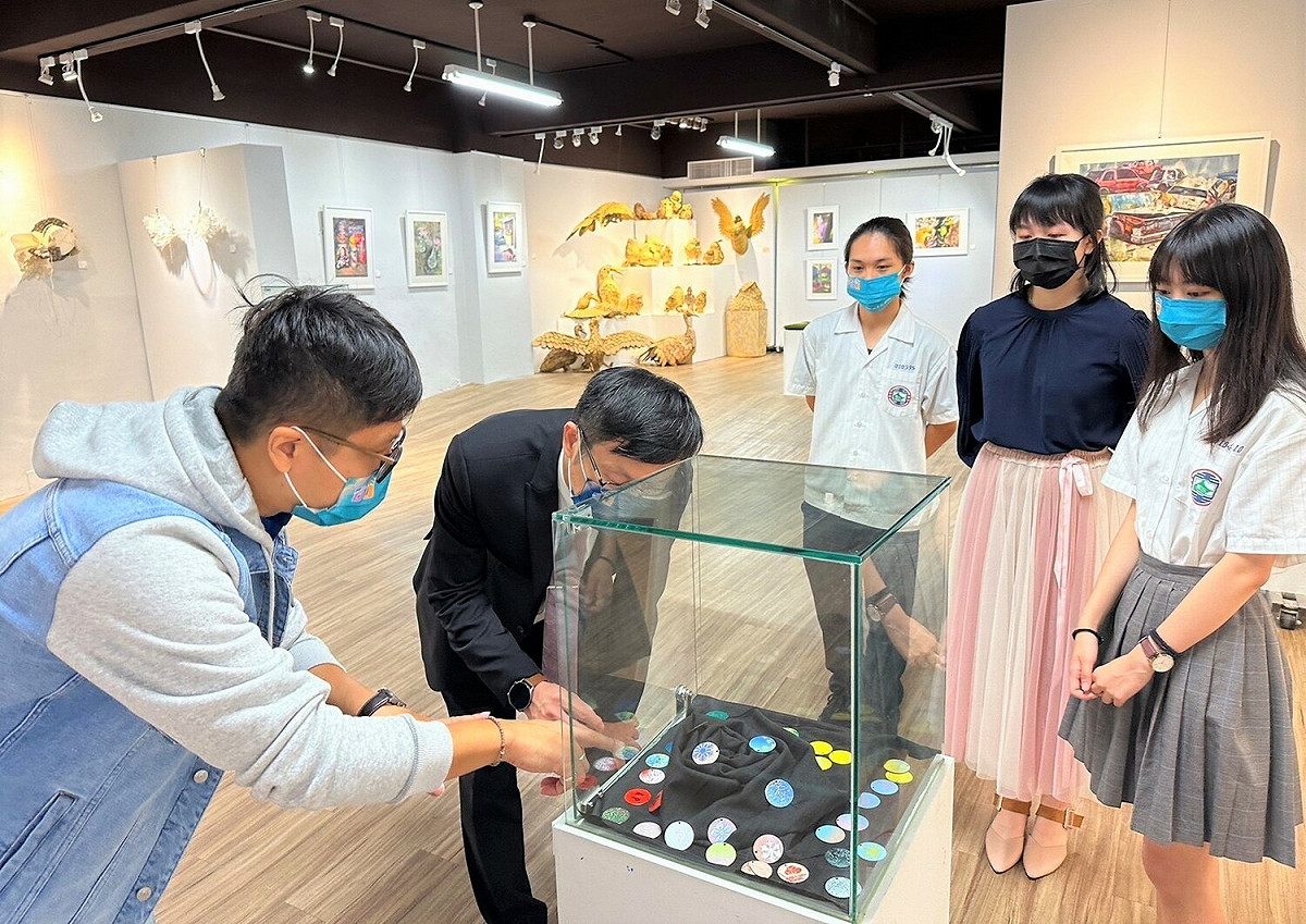 藝廊中展出國高中部暨進修部學生創作，美術班師生駐點為到場嘉賓進行導聆。 圖：新北市教育局提供