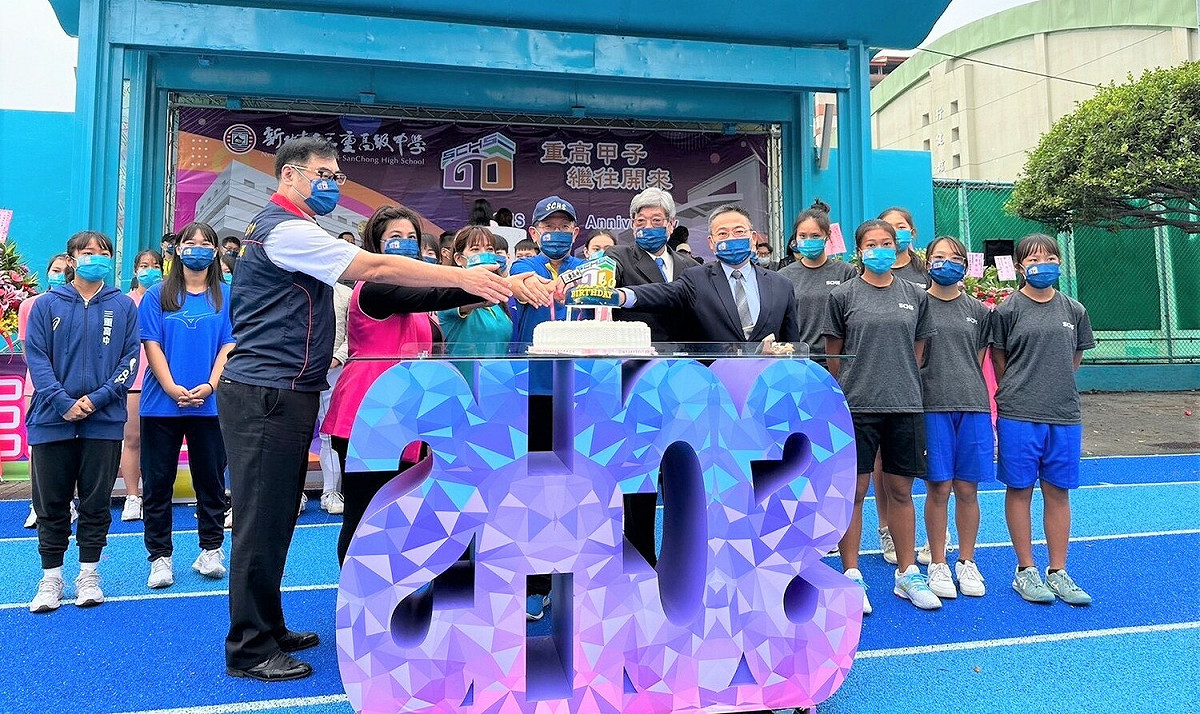 師生一同切下校慶蛋糕，祝福三重高中生日快樂。 圖：新北市教育局提供