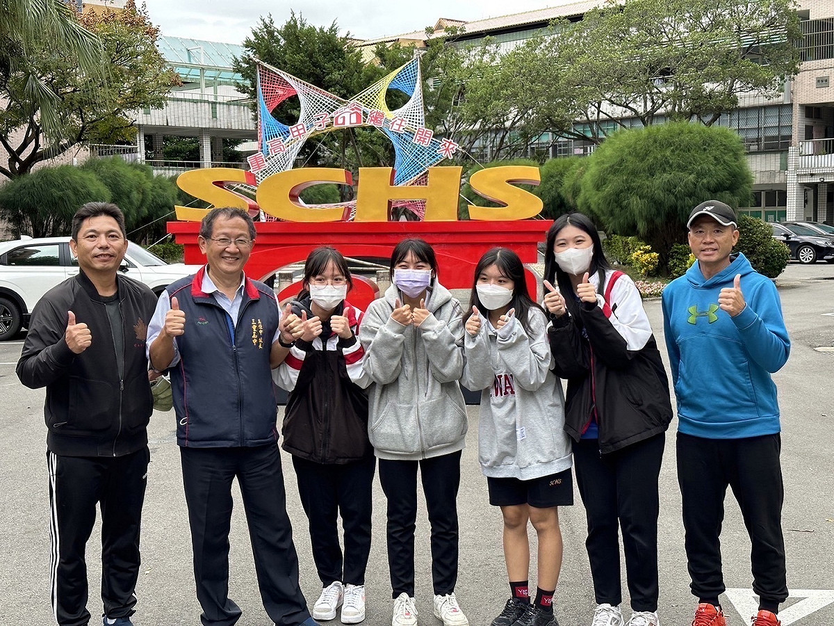 三重高中校長莫恒中（左2）偕同師生，於紀念60週年校慶所設計之裝置藝術前合影。 圖：新北市教育局提供