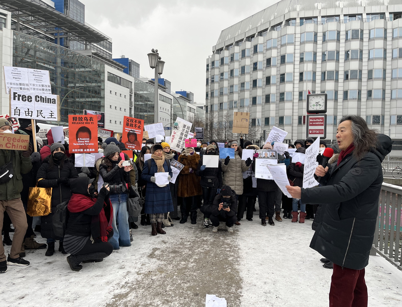詩人楊煉（右）在柏林中國大使館前演講，批評中共高壓統治。 圖：中央社／提供