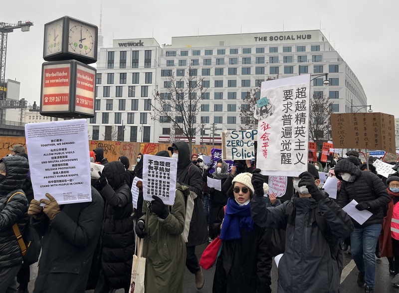 中國留學生在柏林發起「自由中國、白紙革命」示威。 圖：中央社／提供