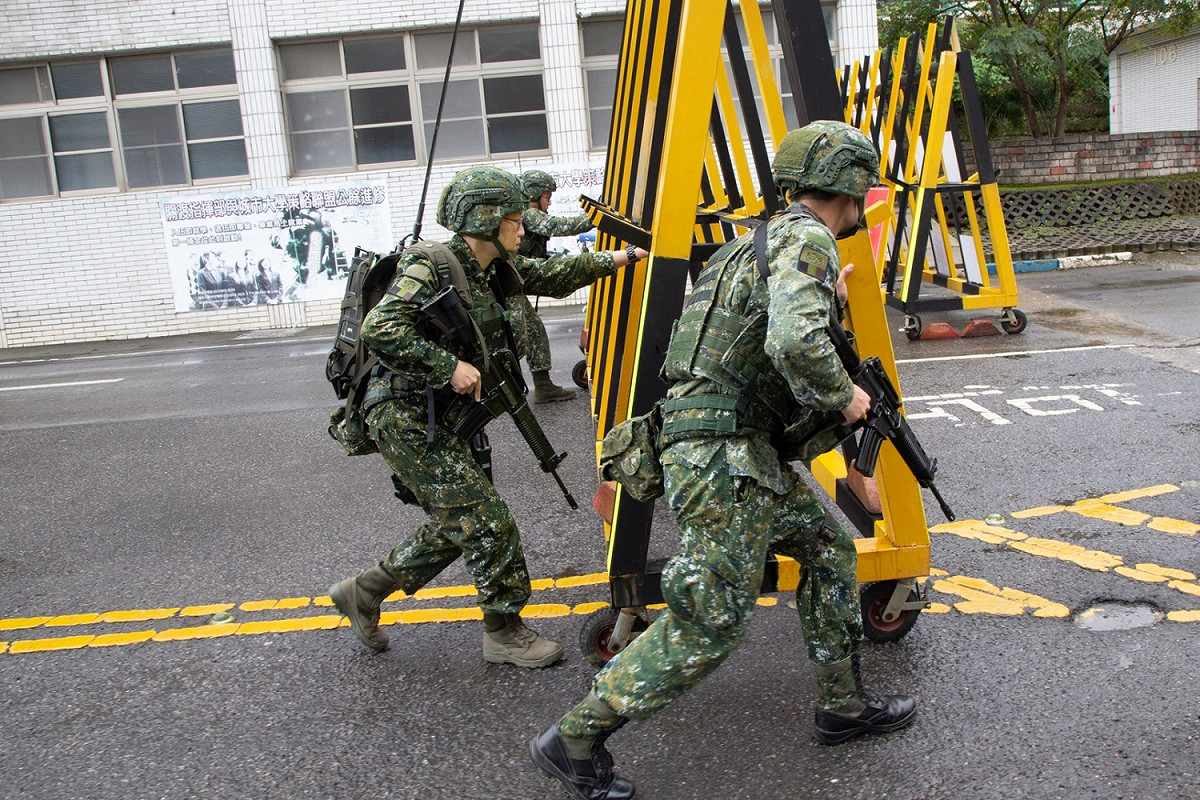 國軍配合中央流行疫情指揮中心自12月1日起放寬戴口罩等防疫措施，室外操課訓練，維持社交安全距離可免戴口罩。 圖：國防部提供