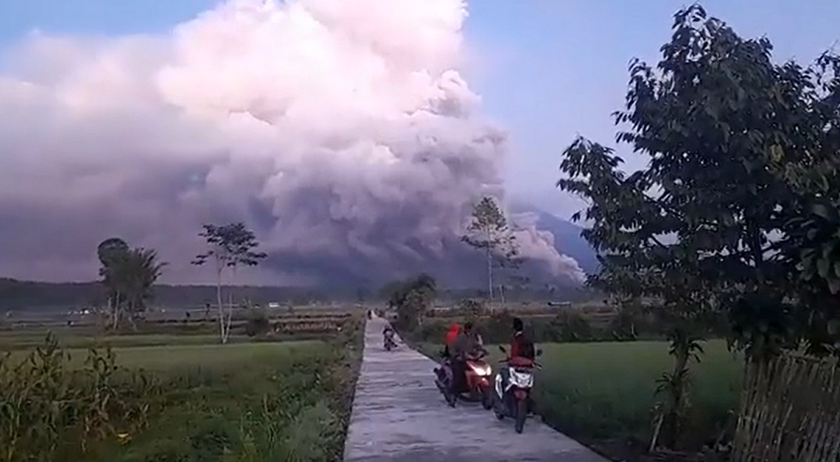 塞梅魯火山噴發高度達 12,060 英尺 ( 約 3.6 公里)，爪哇島東部的天空全被火山灰染黑。  圖: 翻攝自@CyclistAnons推特