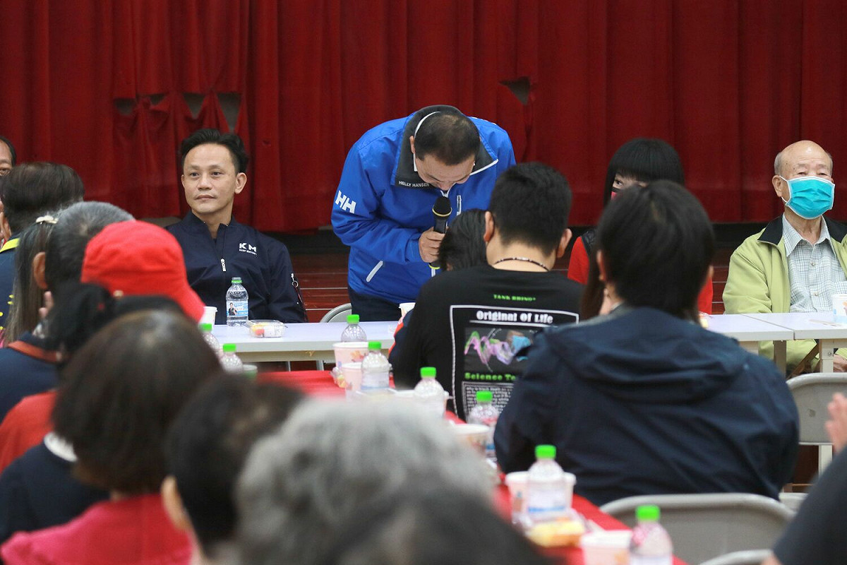 侯友宜今在泰五林感恩茶會向所有人深深一鞠躬表達感謝。 圖：侯友宜競選辦公室提供