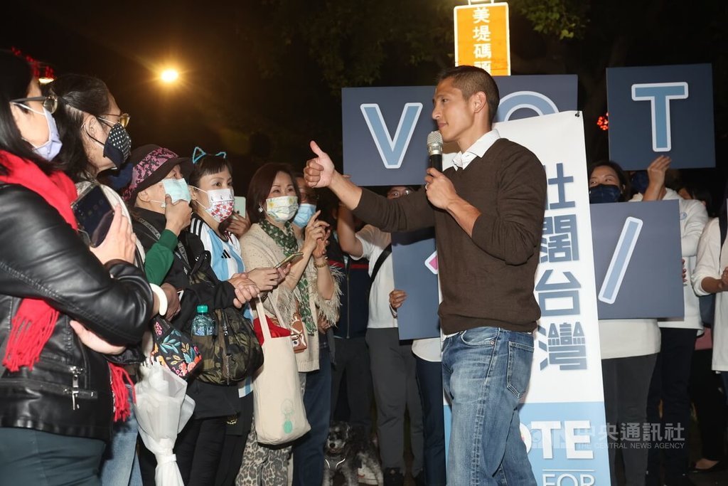 民進黨台北市第3選區立委補選參選人吳怡農（前右）4日晚間在台北捷運劍南路站外舉辦街頭演講，與民眾互動熱絡。 圖：中央社提供