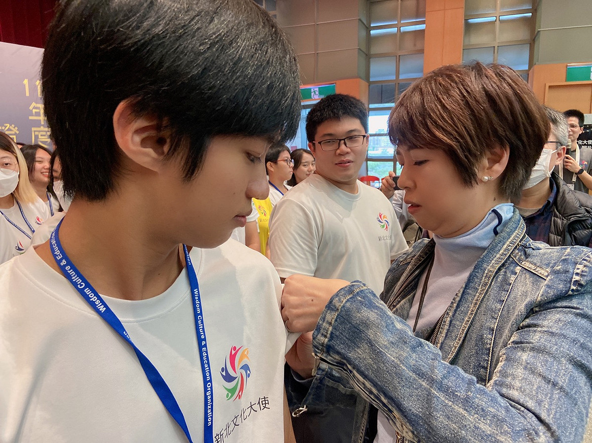 龔雅雯特別出席111年新北文化大使授證典禮勉勵，並授予徽章。 圖：新北市文化局提供