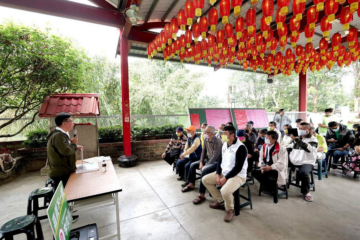 李俊俋今天廟口開講時，提醒民眾要出來投票，不然就會發生「有些人你覺得怪怪的也上」。 圖：李俊俋競選總部/提供