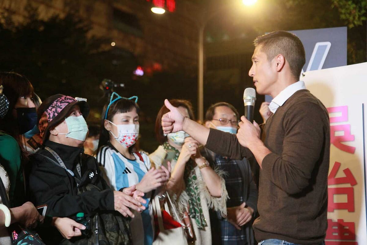 民進黨台北市立委補選參選人吳怡農（右）喊話，要求解決黃承國問題，被稱為是民進黨近來少見的清亮聲音，「但這聲音目前聽來還是很微小」。 圖：翻攝自壯闊台灣 吳怡農臉書