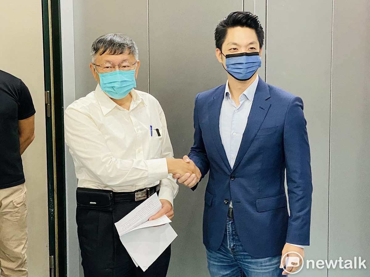 國民黨台北市長當選人蔣萬安（右）、台北市長柯文哲（左）。 圖：周煊惠 / 攝