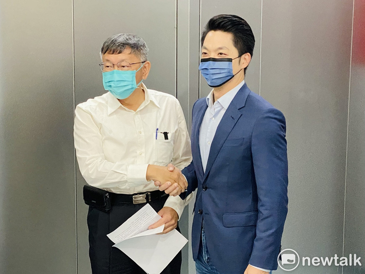 國民黨台北市長當選人蔣萬安（右）、台北市長柯文哲（左）。 圖：周煊惠 / 攝