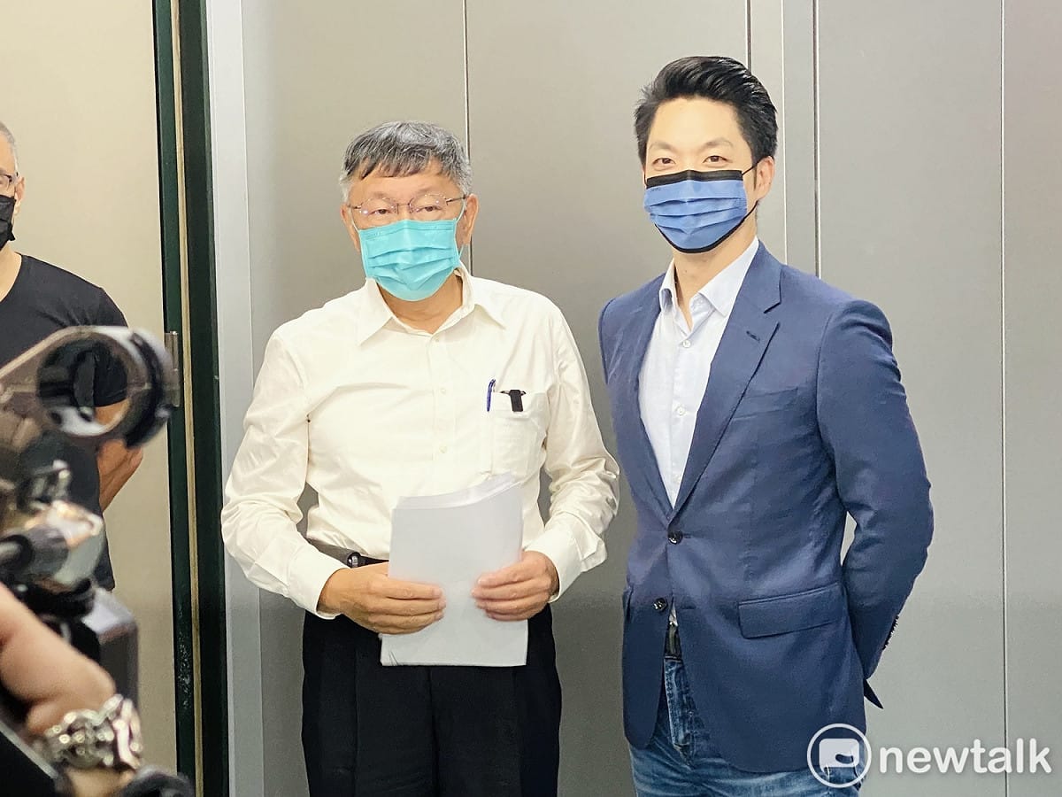 台北市長當選人蔣萬安（右）、台北市長柯文哲（左）。 圖：周煊惠 / 攝