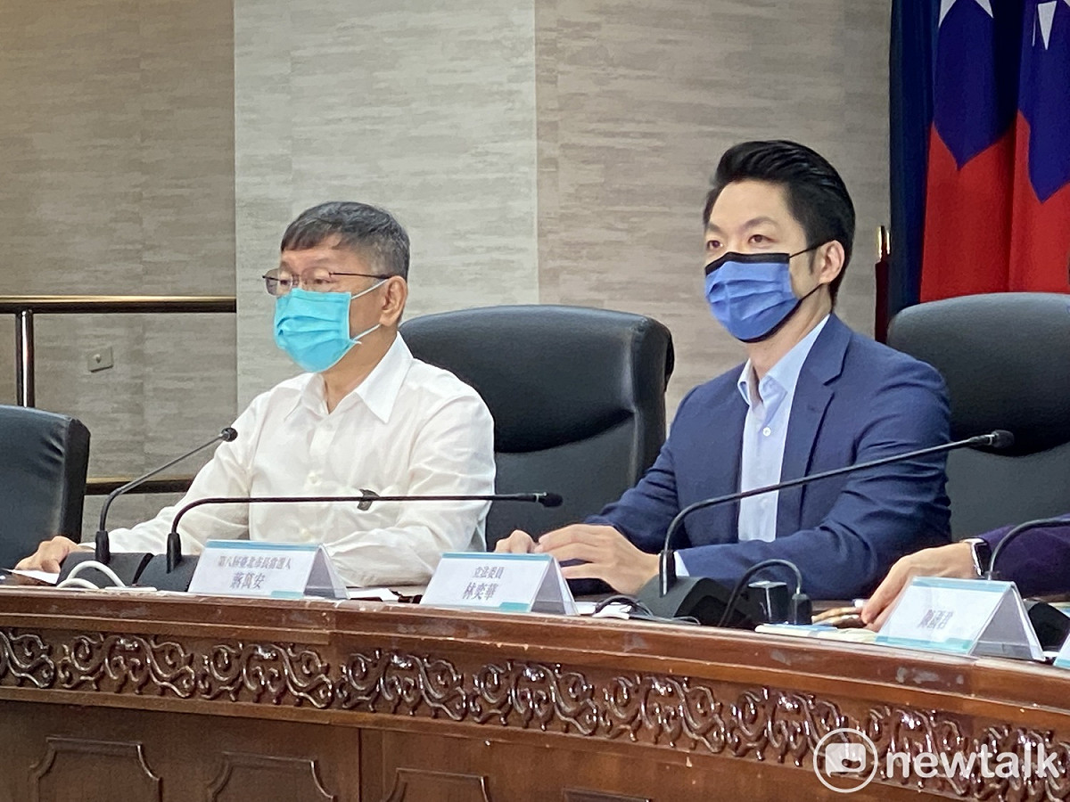 台北市長當選人蔣萬安（右）、台北市長柯文哲（左）。 圖：周煊惠 / 攝