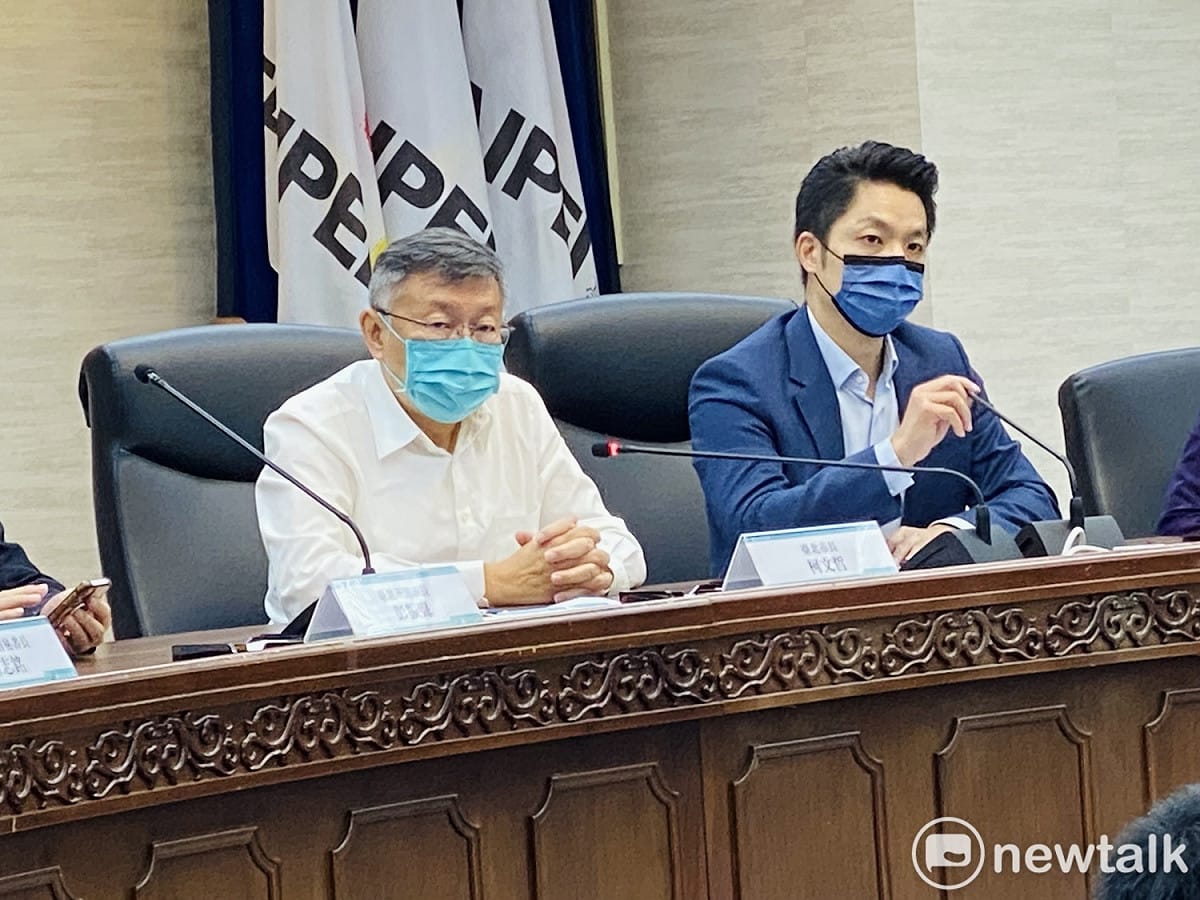 台北市長當選人蔣萬安（右）率團訪台北市長柯文哲（左），啟動交接。 圖：周煊惠 / 攝