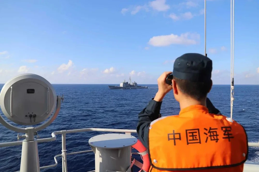 中國人民解放軍南部戰區官兵近距離「緊盯」，驅離美「錢斯洛斯維爾」號導彈巡洋艦。 圖：翻攝自陸網