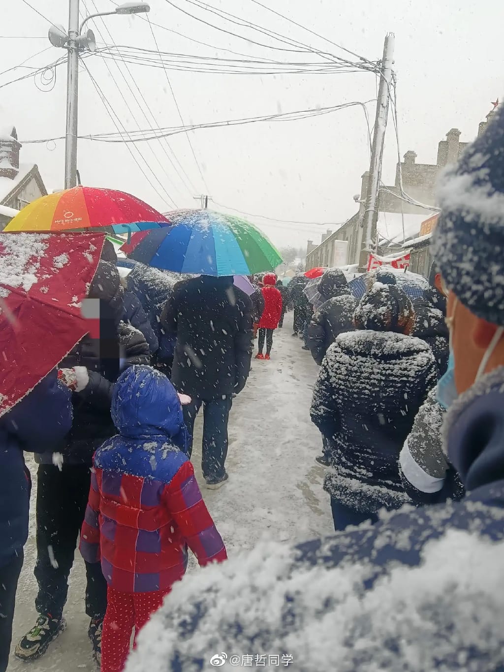 中國山東省威海日前下起大雪，但市民仍被要求做核酸檢測。 圖：翻攝自微博