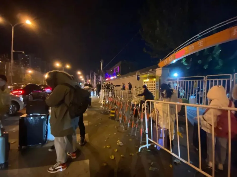 學生在校門口候車離開  圖：播攝自陸媒