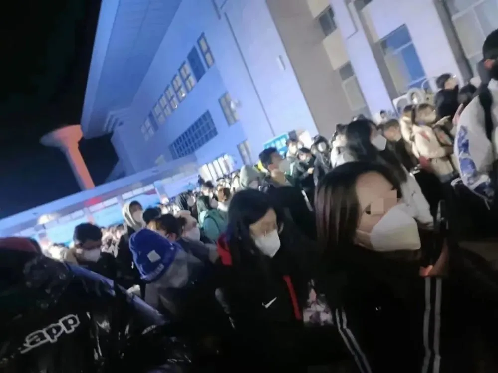 大批學生們於山西省朔州市右玉縣高速公路滯留。 圖：播攝自陸媒