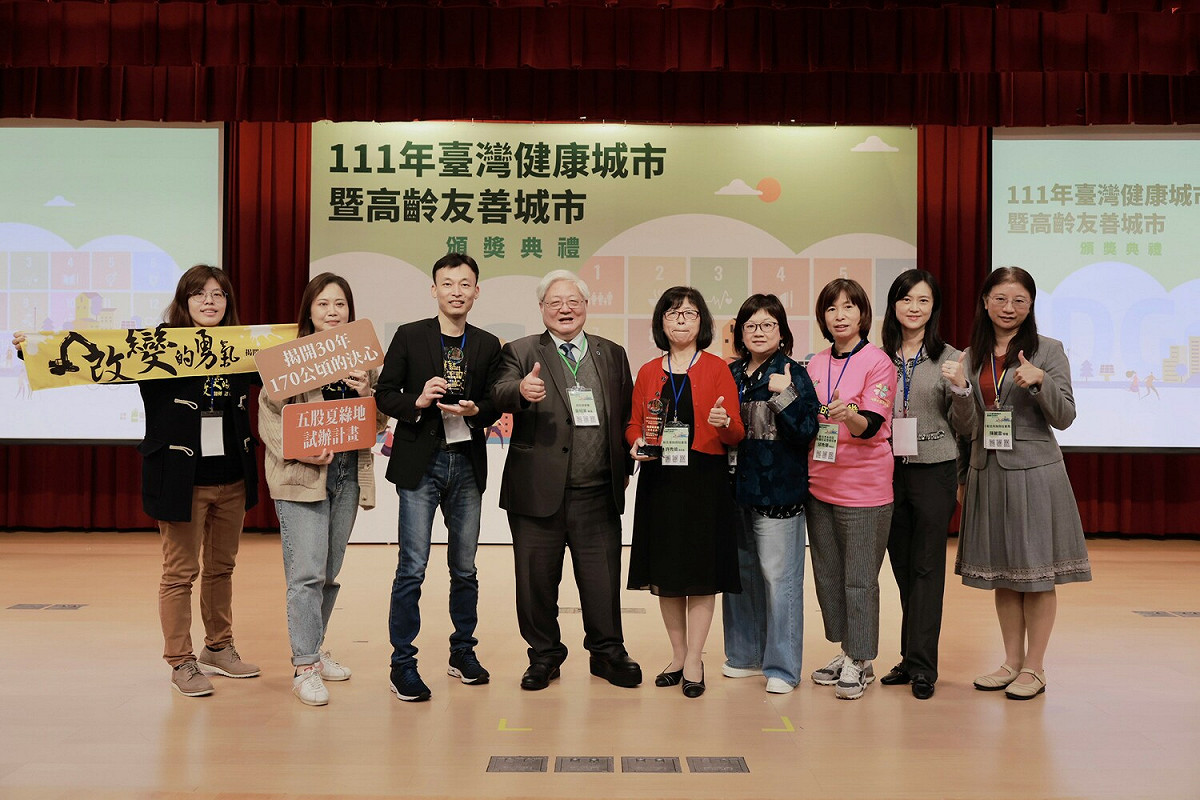 新北市政府團隊榮獲健康城市暨高齡友善城市相關獎項。 圖：新北市城鄉局提供