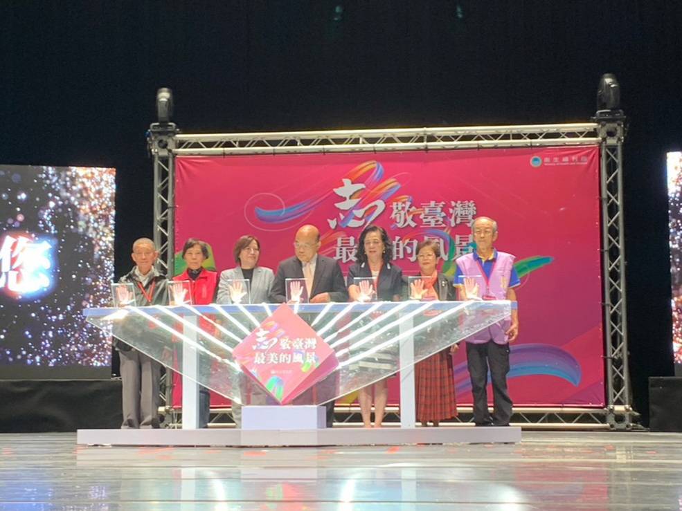 行政院長蘇貞昌及5位志工特殊貢獻獎獲獎者一起啟用典禮。 圖：金山區公所提供