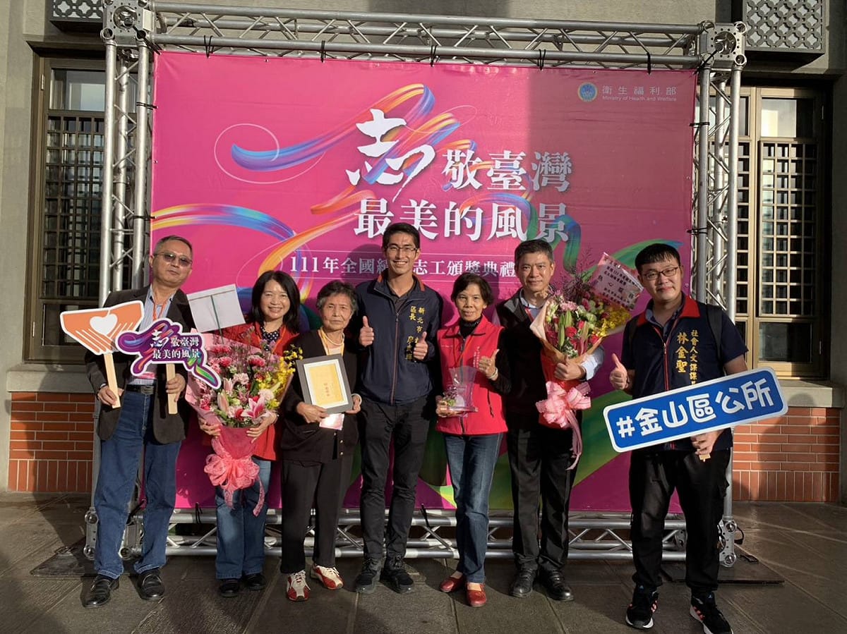 金山區長廖武輝與獲獎志工李王寶琴及顏麗娟合影。 圖：金山區公所提供