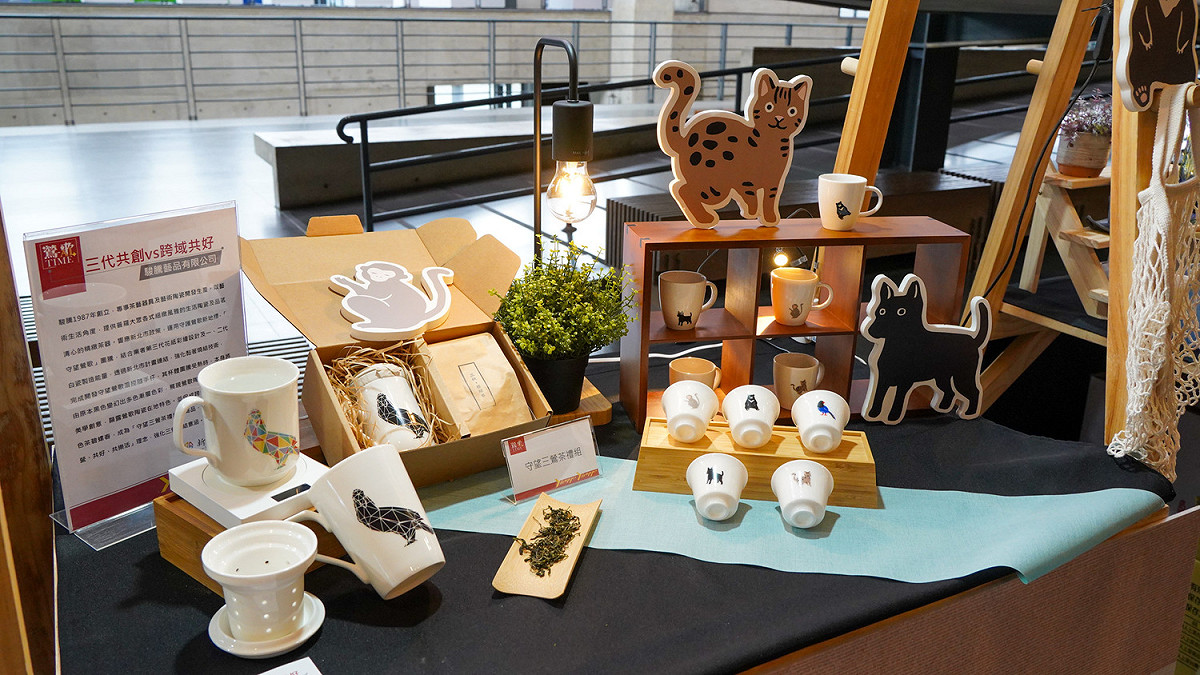 駿騰以「守望鶯歌」裝置藝術延伸設計為杯身圖騰，以陶瓷花紙接合製程，隨著溫度漸顯圖騰色彩。 圖：新北市經發局提供