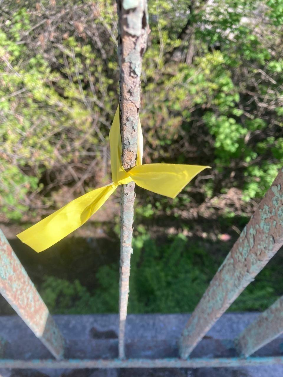烏克蘭多地出現黃絲帶運動傳單，在格尼奇斯克(Henichesk)，民眾繼續反抗俄羅斯佔領當局。 圖:翻攝自推特