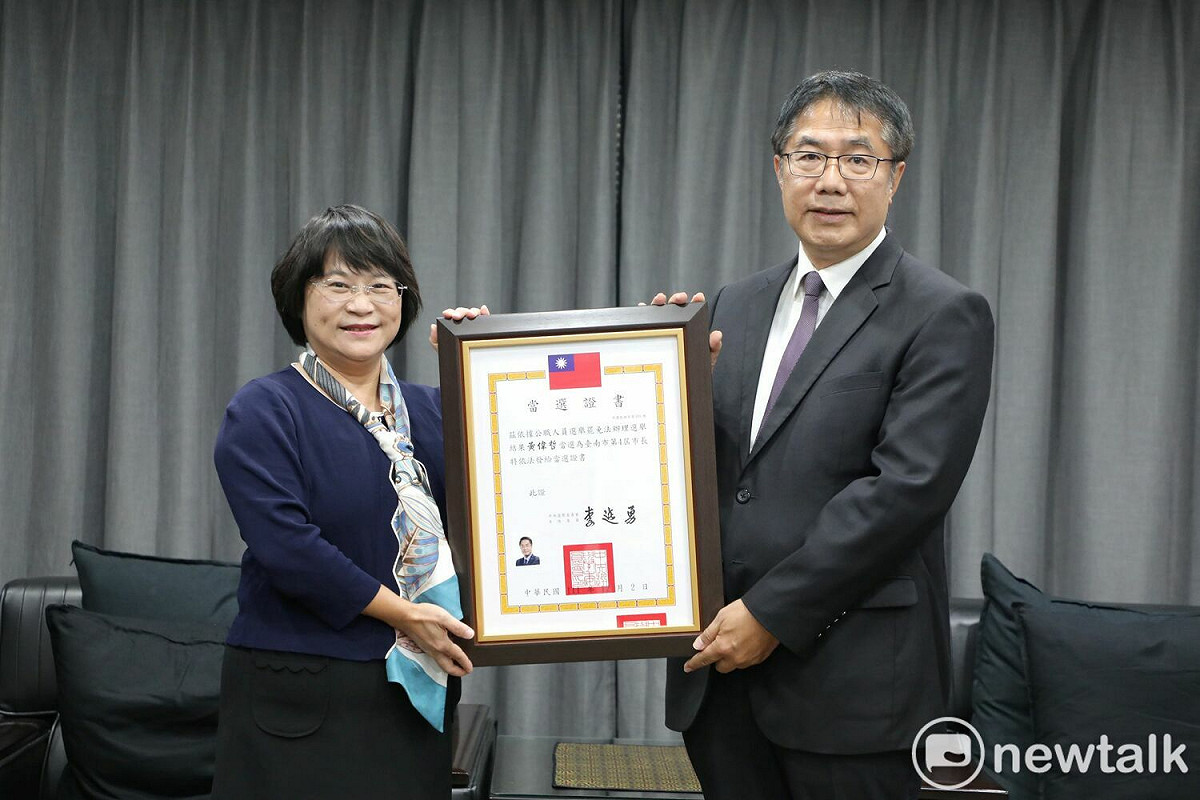 中選會今日由該會委員許雅芬至台南市政府永華市政中心，頒發台南市第4屆市長當選證書予市長黃偉哲。 圖：台南市政府提供