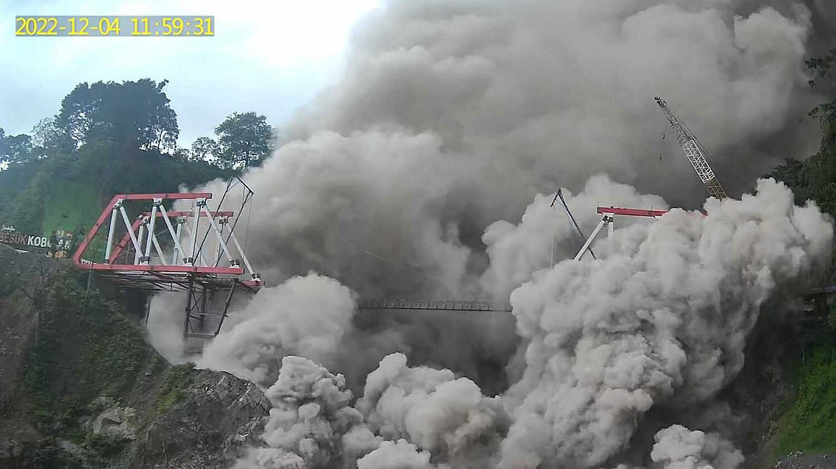 印尼塞梅魯火山噴發，監視畫面拍攝到熔岩碎屑流沖毀橋樑。 圖：翻攝@BNPB_Indonesia推特