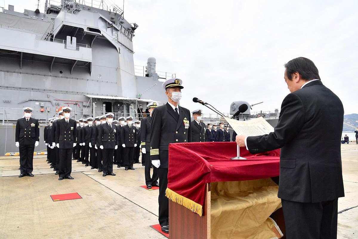 日本防衛大臣浜田靖一（右）檢閱打擊海盜行動 圖：翻攝自防衛省．自衛隊推特