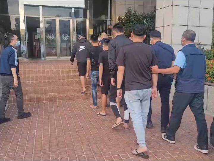 高市砸車妨害秩序5車7人到案。 圖:高雄市警局前鎮分局提供